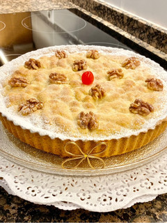 Una foto de Pastel con crema, manzanas y nueces (Cake with cream, apples and nuts)
