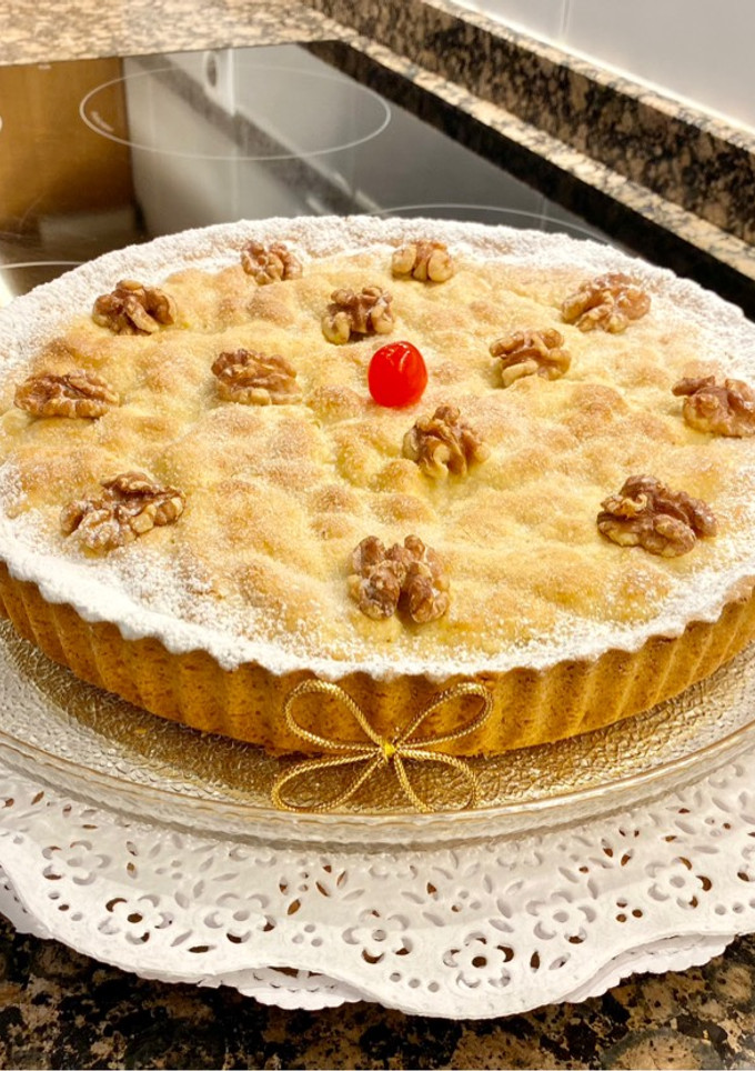 Una foto de Pastel con crema, manzanas y nueces (Cake with cream, apples and nuts)