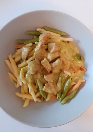 Φωτογραφία της συνταγής Ζυμαρικά (Fusili) με κρέμα γάλακτος, πέστο και κοτόπουλο