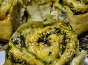 Una foto de pesto con mani