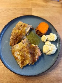 Una foto de Corvina asada con costra de nueces
