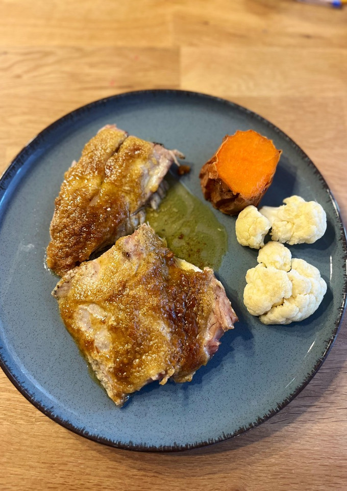 Una foto de Corvina asada con costra de nueces