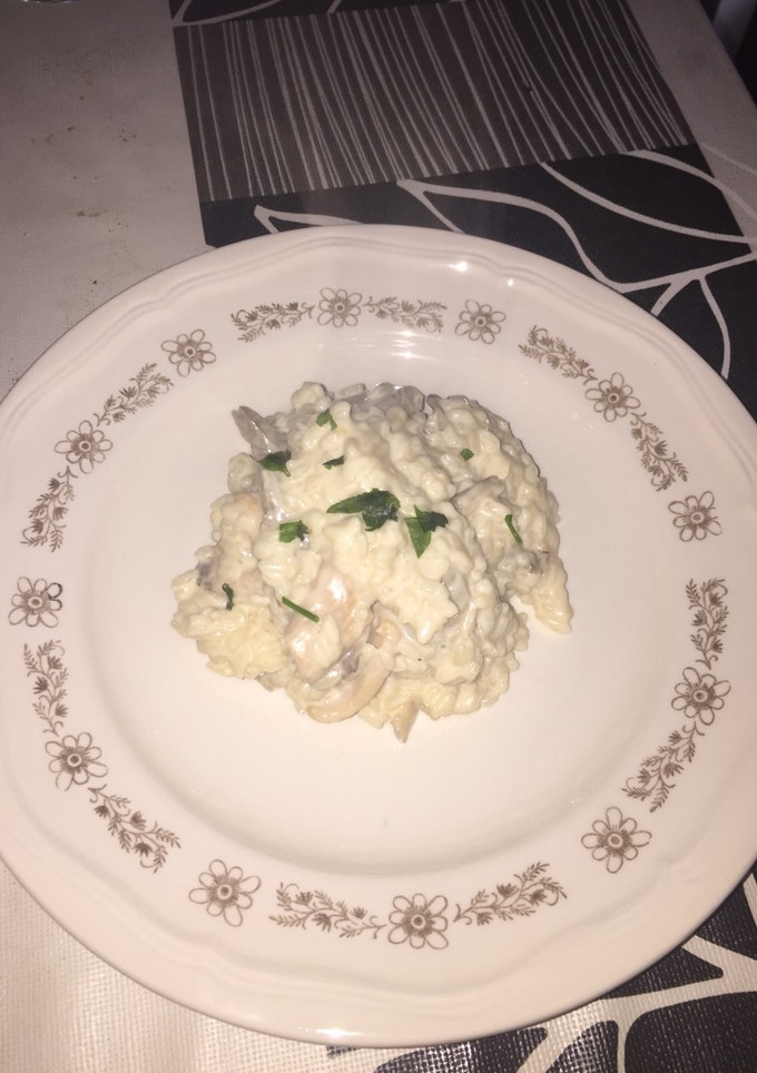 Una foto de Risoto de pollo y setas con fumet casero de nata y mantequilla