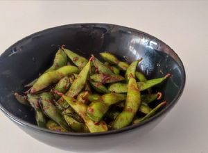 Una foto de Edamames con salsa de soja y de ostras 🇯🇵