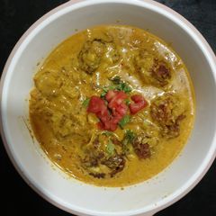 A picture of Lauki kofta curry.