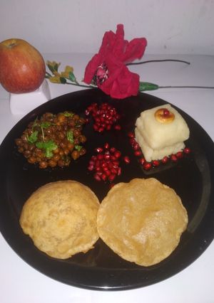 A picture of HalwaPuriChanaMasala.