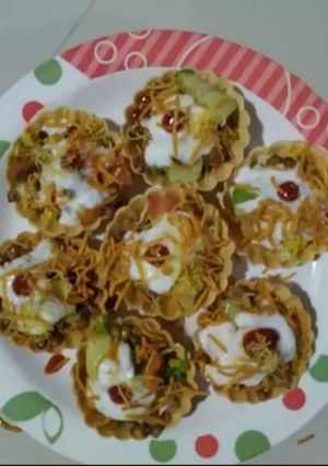 હેલ્ધી સ્પ્રાઉટેડ બાસ્કેટ કટોરી ચાટ(Healthy basket katorichat) રેસીપી મુખ્ય ફોટો