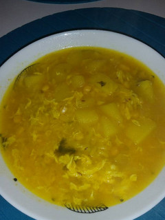 Una foto de Caldo de papas con huevo 🥚