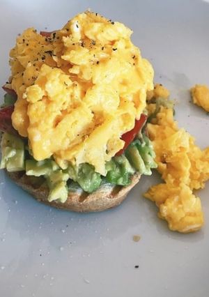 Foto de Pão com Ovos Mexidos e Abacate
