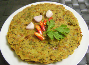 A picture of Masaledar Jowar Roti with Kasuri Methi.