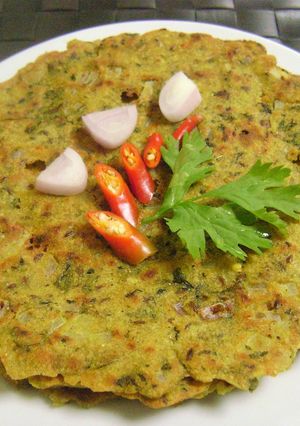A picture of Masaledar Jowar Roti with Kasuri Methi.