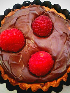 Una foto de Tartaleta de crema de cacao y frambuesas