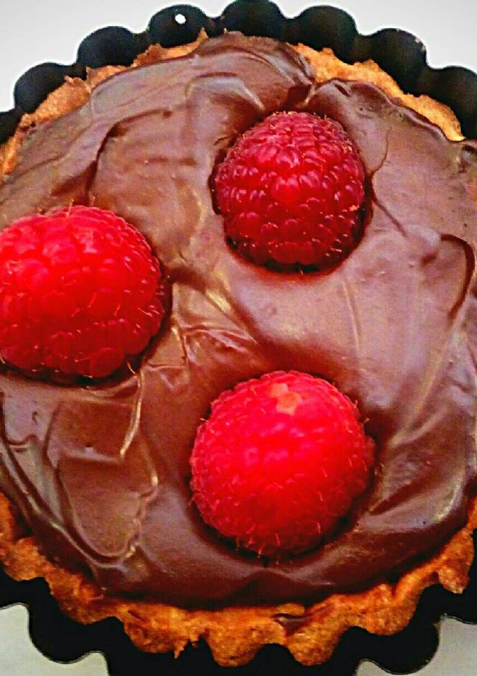 Una foto de Tartaleta de crema de cacao y frambuesas