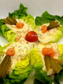 Una foto de Lechuga rellena de salsa tártara y salmón
