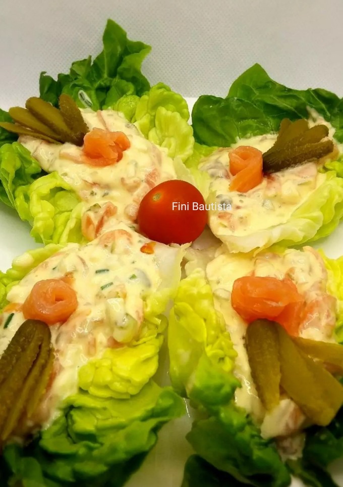 Una foto de Lechuga rellena de salsa tártara y salmón
