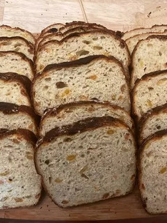 Gyümölcsös, kovászos szendvicskenyér recept fotója