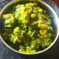 A picture of Palak Aloo Matar.