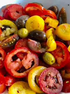 Una foto de Trilogía de tomates y aceitunas