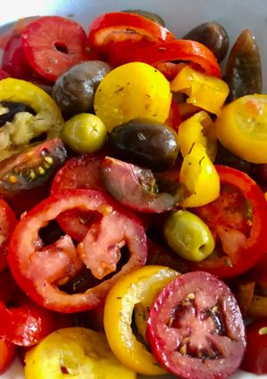Una foto de Trilogía de tomates y aceitunas