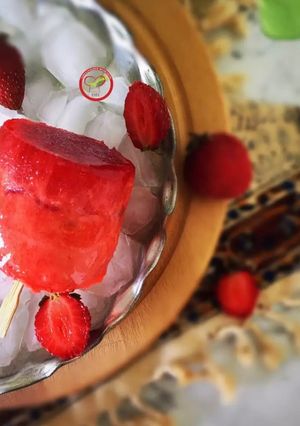 عکسی از دستور بستنی با کف مربا توت فرنگی