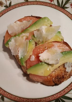 Una foto de Tosta integral de tomate