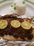 Filete de pescado con pasta de aceitunas, tomate y alcaparras