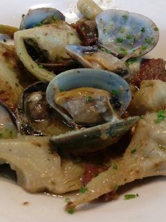 Una foto de Alcachofas con almejas y jamón