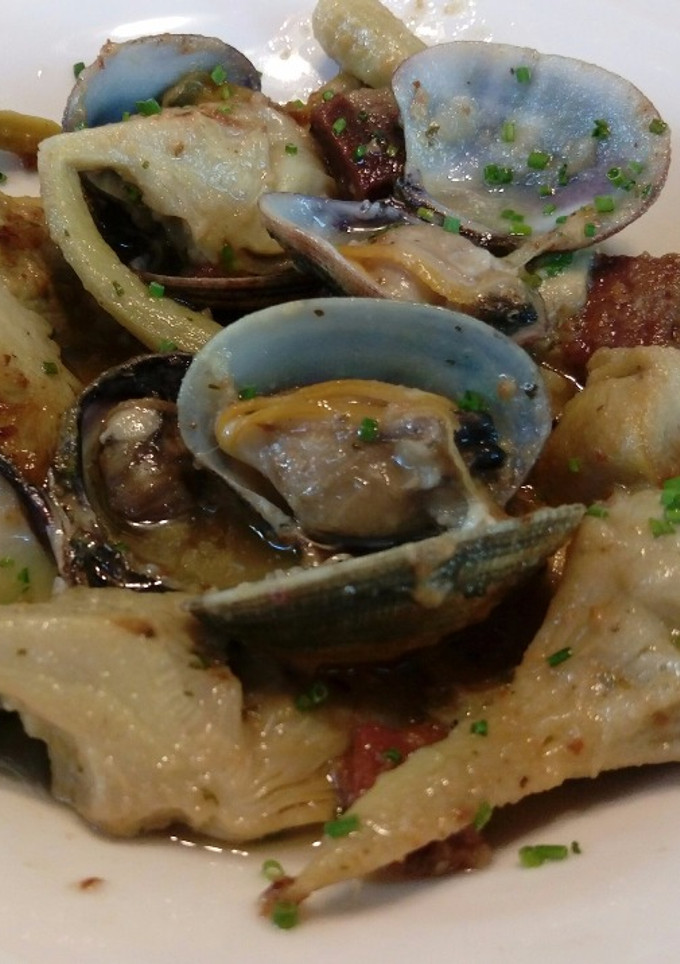 Una foto de Alcachofas con almejas y jamón