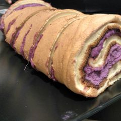 A picture of Purple sweet potato roll cake.