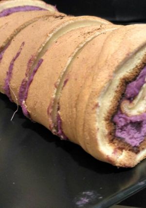 A picture of Purple sweet potato roll cake.