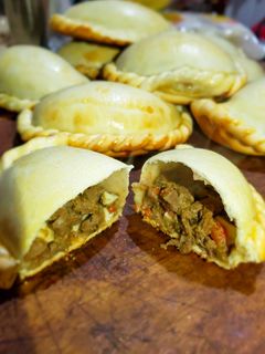 Una foto de Empanadas de carne cortada a cuchillo