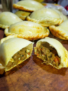 Una foto de Empanadas de carne cortada a cuchillo