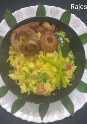 A picture of Potato Fried Rice With Onion Rings.