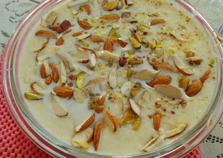 Healthy and tasty dry fruits kheer