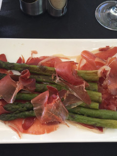 Una foto de Espárragos verdes frescos con jamón ibérico 😋