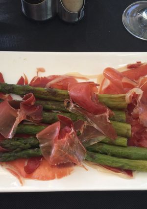 Una foto de Espárragos verdes frescos con jamón ibérico 😋