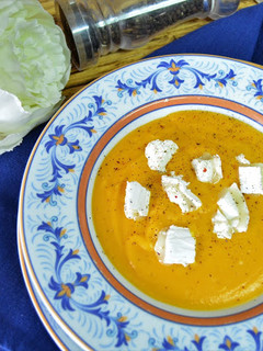 Una foto de Crema de zanahoria y jengibre con queso de cabra