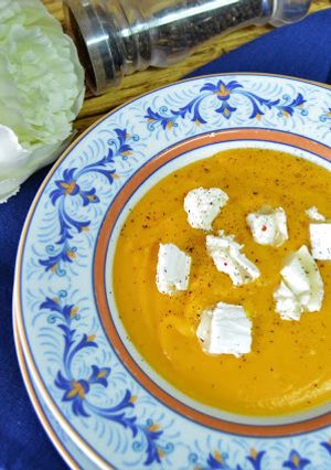 Una foto de Crema de zanahoria y jengibre con queso de cabra