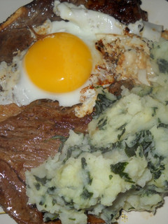 Una foto de Bife a la chapa, huevo, puré de papa con espinaca