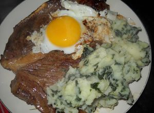 Una foto de Bife a la chapa, huevo, puré de papa con espinaca