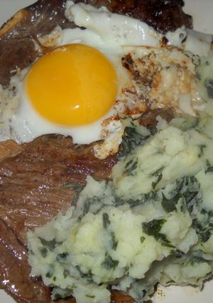 Una foto de Bife a la chapa, huevo, puré de papa con espinaca