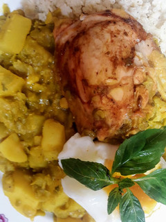 Una foto de Arverjitas verdes partidas con arroz de coliflor y pollito🇵🇪