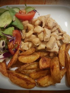 Mézes mustáros csirkemellek steak burgonyával és salátával recept fotója