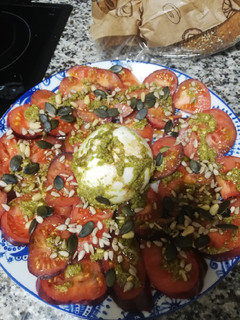 Una foto de Ensalada de burrata y tomate
