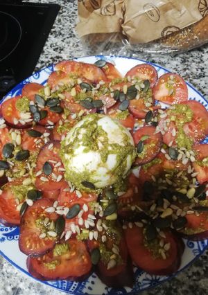 Una foto de Ensalada de burrata y tomate