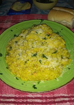 Una foto de Arroz con pollo al azafrán