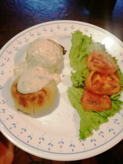 Una foto de Baked stuffed potato balls and dipped in bechamel souce