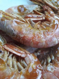 Una foto de Langostinos a la plancha con naranja