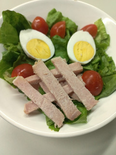 Una foto de Ensalada de Lechuga con Jamón y Huevo