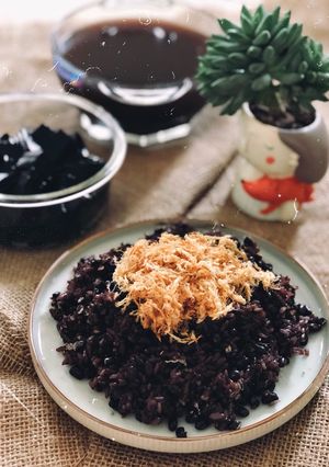 Hình của món Tuần 12: Xôi đỗ đen thơm ngon và đen bóng :D.